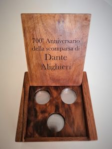 Confezione lusso per il trittico di monete in oro dedicate al “700° Anniversario della Scomparsa di Dante Alighieri” 